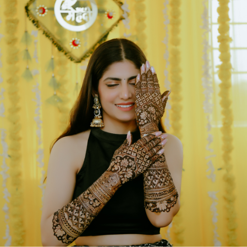 Bride enjoying beautiful Mehndi ceremony in Chandigarh